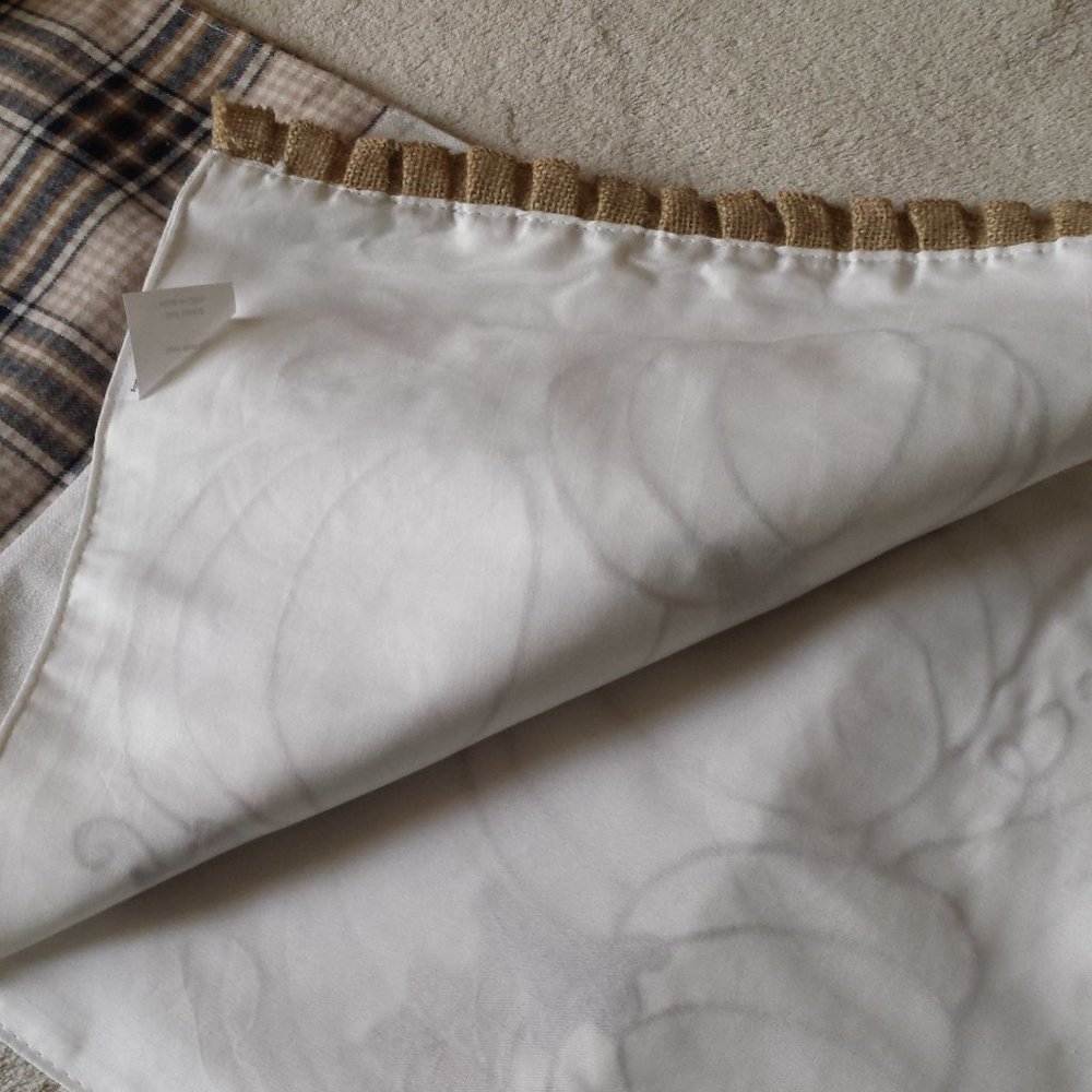 NWT DecorativeTABLE RUNNER - Picture 6 of 6